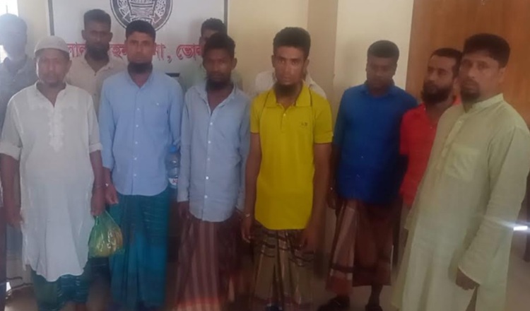 লালমোহনে একরাতেই ২০ আসামি গ্রেফতার