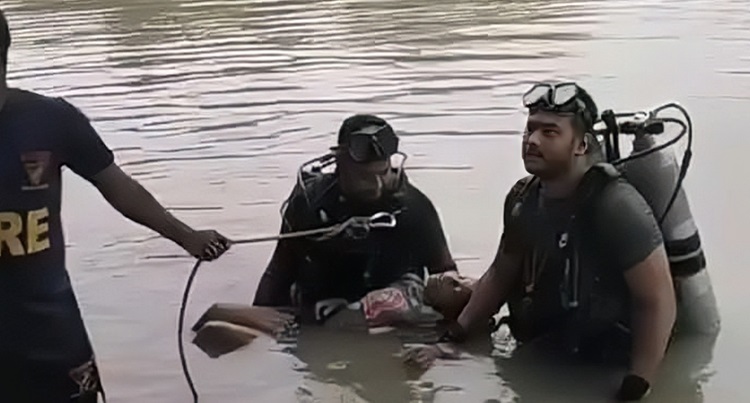 নিখোঁজের দু’ঘন্টা পর পুকুরে মিলল শিশুর লাশ