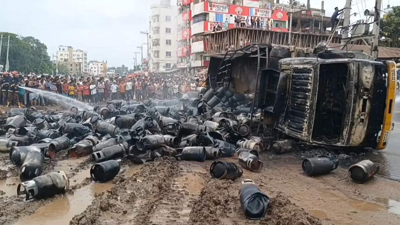 কুমিল্লা-সিলেট মহাসড়কে সিলিন্ডারবাহী ট্রাকে বিস্ফোরণ