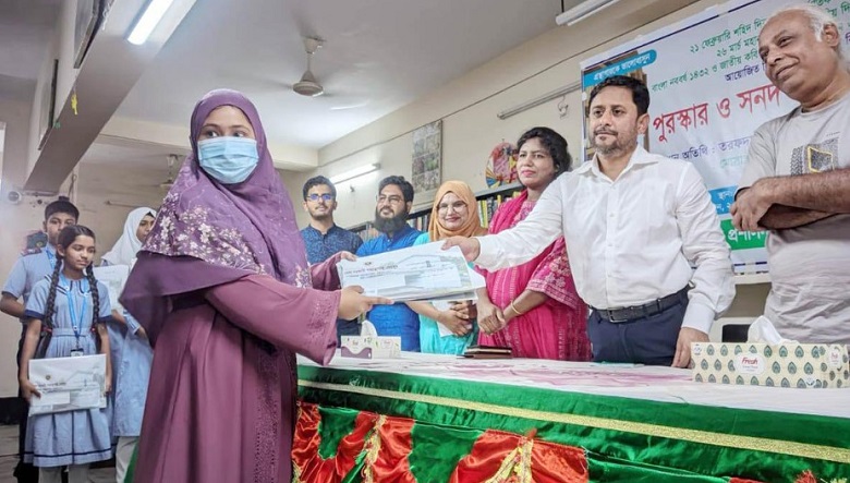 শেরপুর সরকারি গণগ্রন্থাগারে প্রতিযোগিদের মধ্য  সনদ-ও পুরস্কার বিতরণ 