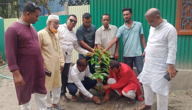 শহীদ রাষ্ট্রপতি জিয়াউর রহমানের শাহাদাত বার্ষিকীতে বৃক্ষরোপণ 