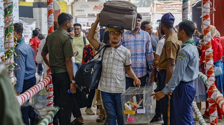 কমলাপুরে ঘরমুখো মানুষের উপচে পড়া ভিড়