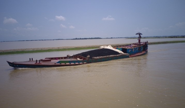 মধ্যনগর নৌপথে পাচার হচ্ছে ভারতের অবৈধ কয়লা সাথে মাদক   