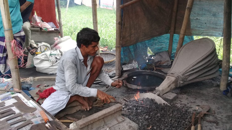দিন-রাত টুং-টাং শব্দে মুখর শিবচরের কামারশালা