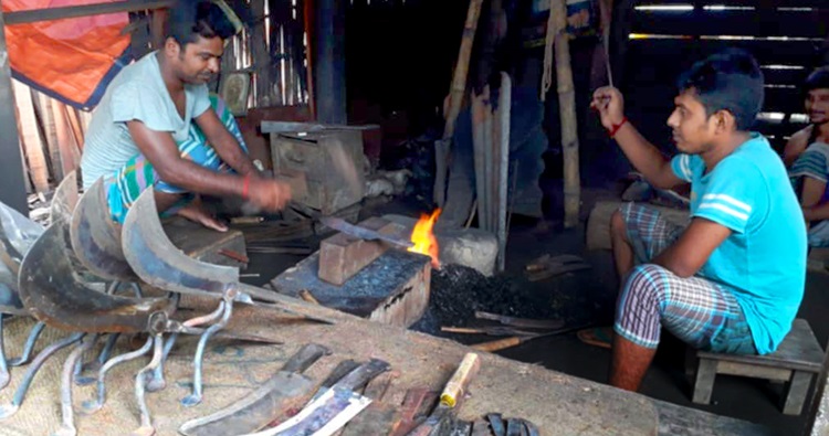 টুংটাং শব্দে মুখরিত দোহারের কামারপট্রি