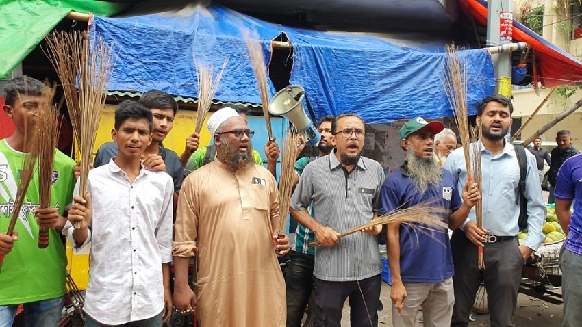 বাফুফের সামনে সমর্থকদের ঝাড়ু মিছিল
