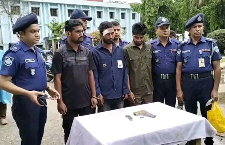 ৭০ মামলার ৩ আসামি অস্ত্রসহ গ্রেপ্তার