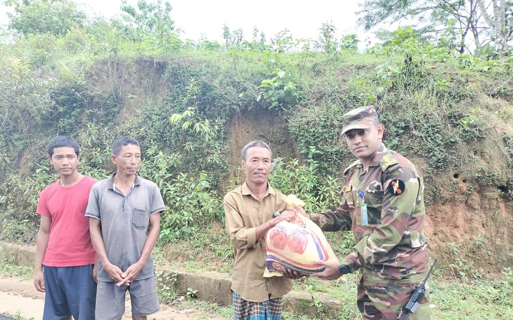 নানিয়ারচরে অতিবৃষ্টিতে ক্ষতিগ্রস্থ পরিবারকে ত্রাণ বিতরণ