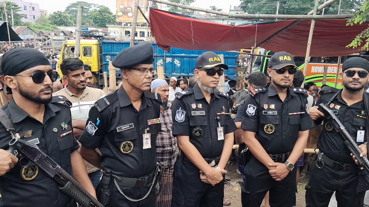 বৃহত্তর টেকেরহাটের গরুর হাট পরিদর্শনে র‍্যাব-৮