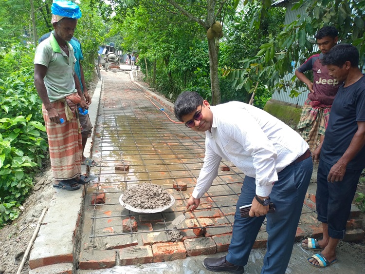 কাজিপুরে আর সি সি রাস্তার কাজে ইউ এন ও সন্তুষ্ট