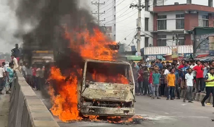 ঢাকা-টাঙ্গাইল মহাসড়কে চলন্ত পিক আপে আগুন