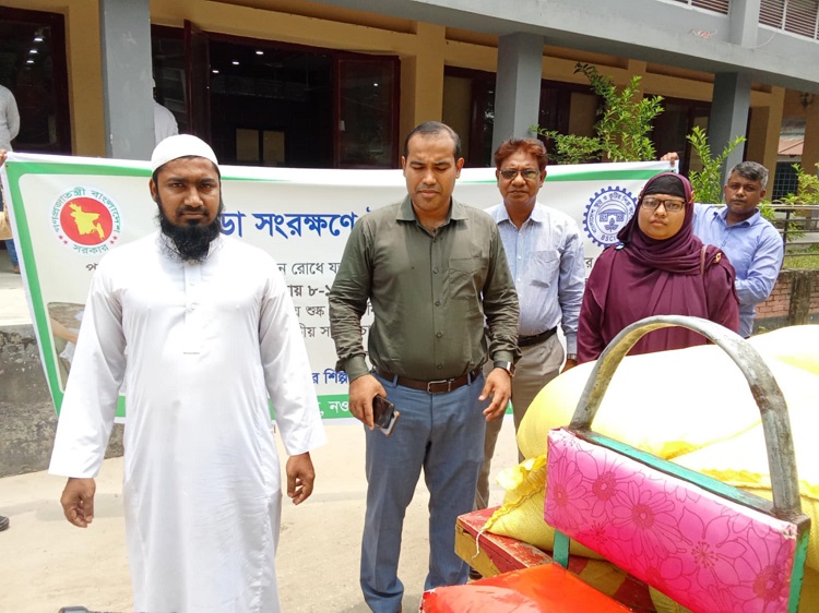 আত্রাইয়ে চামড়া সংরক্ষণে লবণ বিতরণ