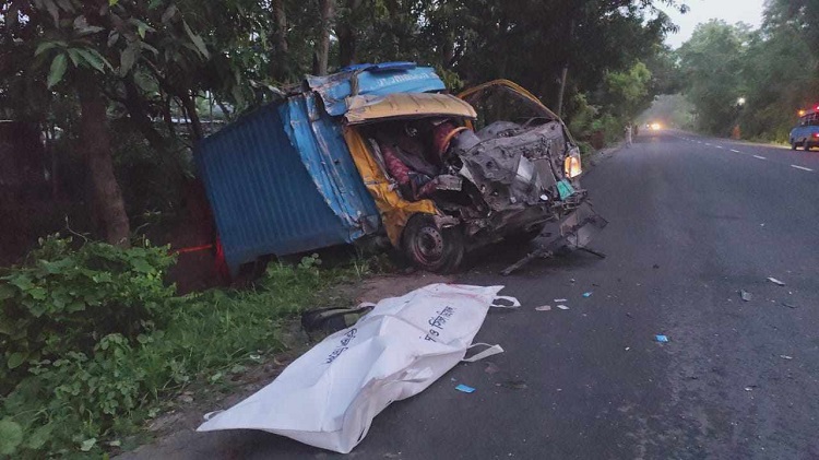 নাটোরে ট্রাক-কাভার্ডভ্যান সংঘর্ষে চালক নিহত