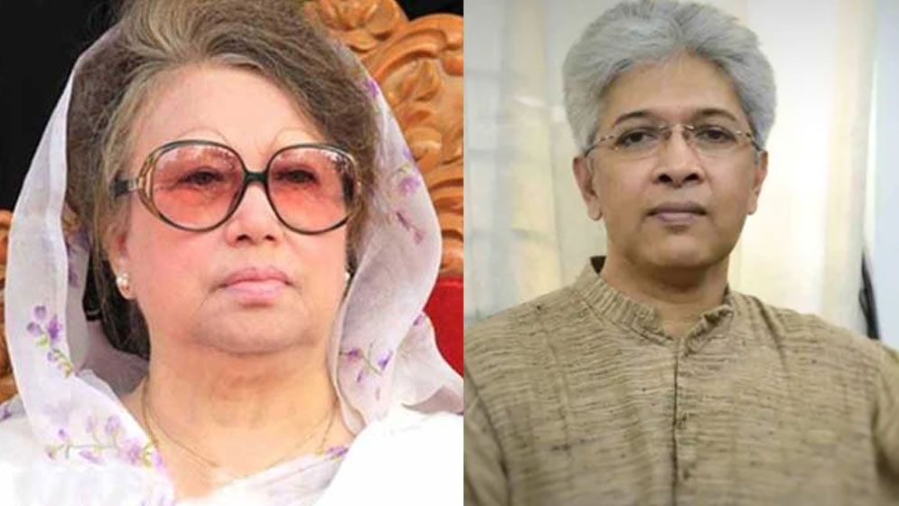 খালেদা জিয়ার হাতে গুলশানের বাড়ির কাগজ তুলে দিলেন গণপূর্ত উপদেষ্টা