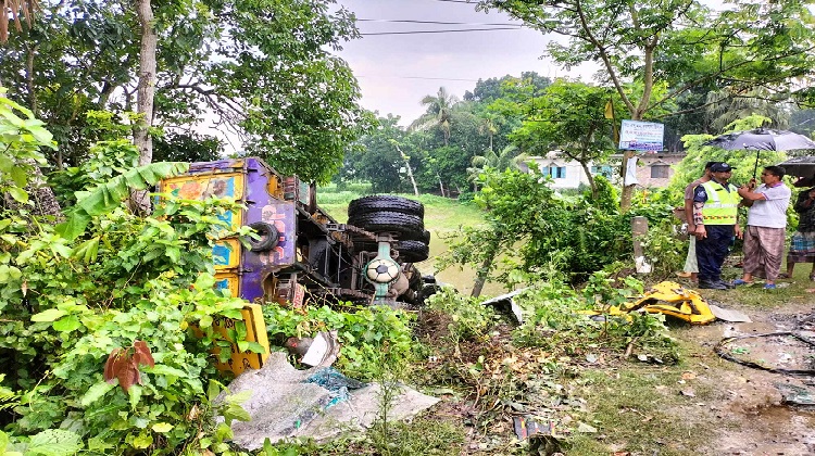 কালুখালীতে আবারও বাস ট্রাক সংঘর্ষ, আহত ২০
