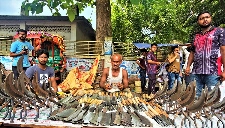কামারশালায় ক্রেতা নেই, ছুরি-দা’র পসরা দাঁত কেলিয়ে হাসছে