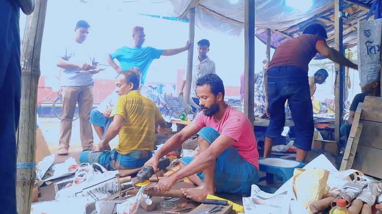 ঈদ সামনে রেখে ডামুড্যায় ব্যস্ত কামারপট্টি