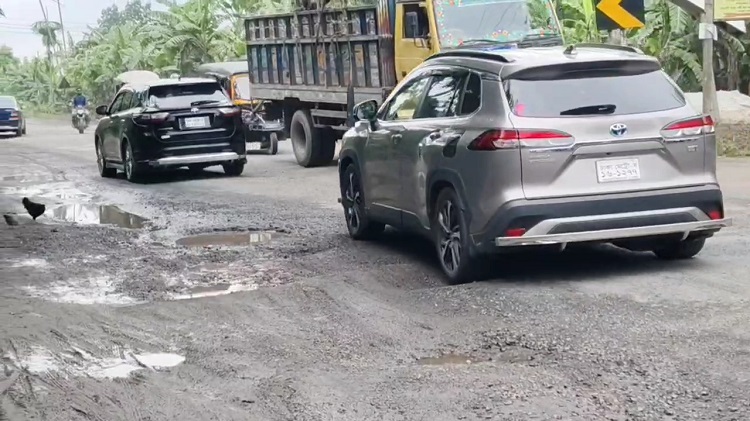 ফরিদপুরে বেহাল মহাসড়কে ঈদ যাত্রায় ভোগান্তি, ডাকাতির শঙ্কা