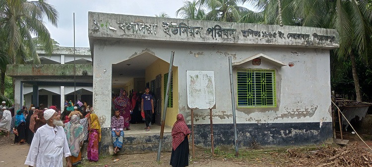 নেছারাবাদে ভিজিডির চাল বিতরণে অনিয়ম: অসহায়রা ফিরলেন খালি হাতে