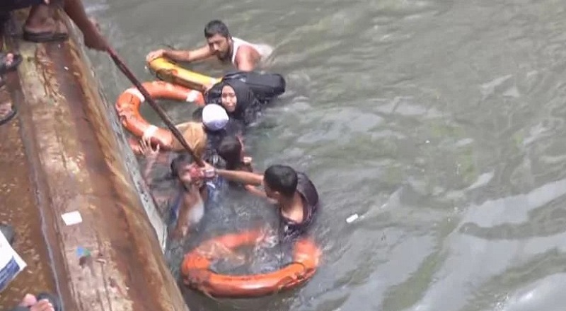 লঞ্চে উঠতে গিয়ে শিশুসহ ৫ যাত্রী নদীতে
