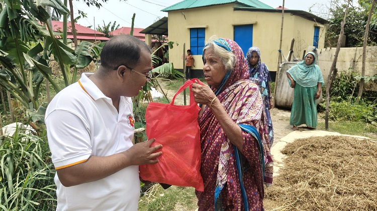 বাড়ি বাড়ি গিয়ে ঈদ উপহার পৌঁছে দিলেন চৌহালীর ইউএনও