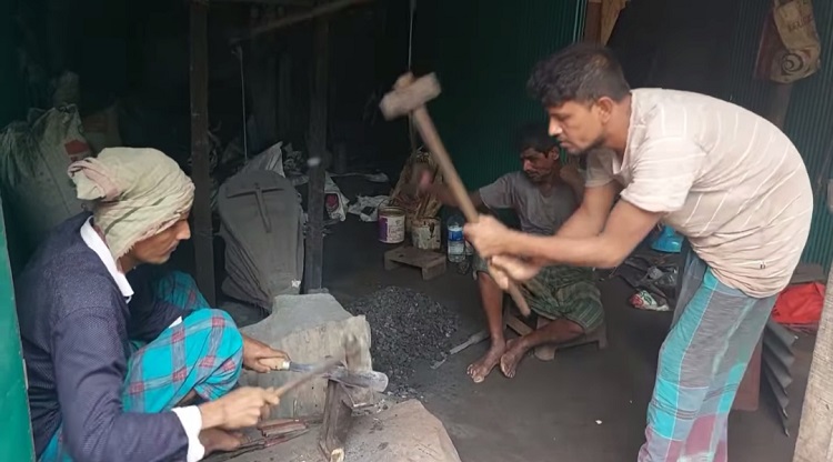শেষ মুহুর্তে ব্যস্ত সময় পার করছেন কামার শিল্পীরা