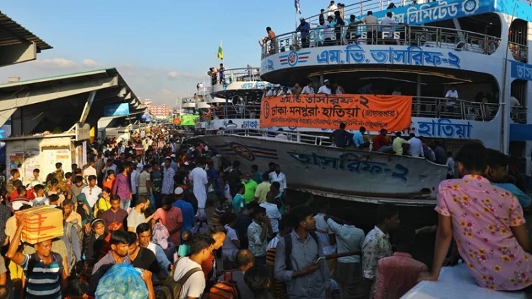 সদরঘাটে ঘরমুখো মানুষের ভিড়