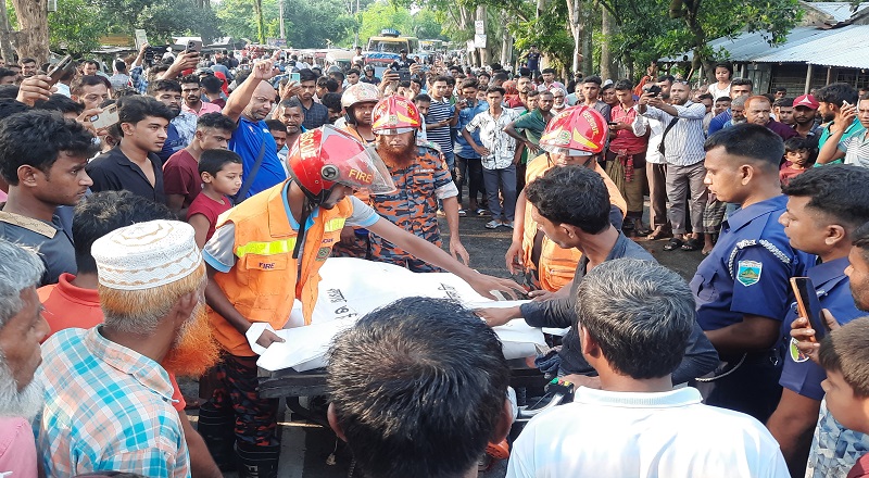 শৈলকূপায় সড়ক দুর্ঘটনায় স্বামী-স্ত্রী ও সন্তান নিহত