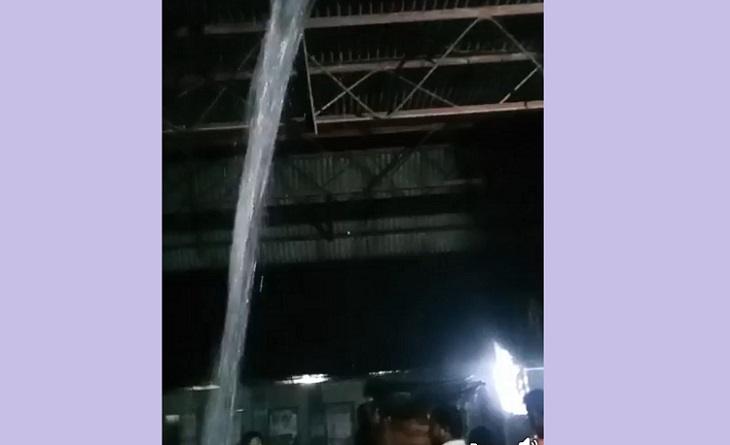 আত্রাই রেলওয়ে স্টেশনের ছাউনি ফুটো, বৃষ্টিতে যাত্রীদের দুর্ভোগ