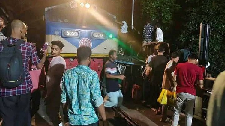 চট্টগ্রামে কালুরঘাট সেতুতে ভয়াবহ ট্রেন দুর্ঘটনা : নিহত ৩