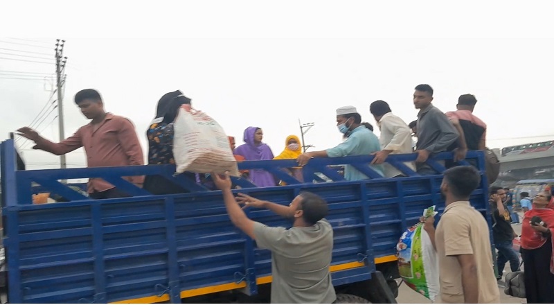 গাজীপুরে মহাসড়কে গাড়ি সংকট, ট্রাকই ভরসা