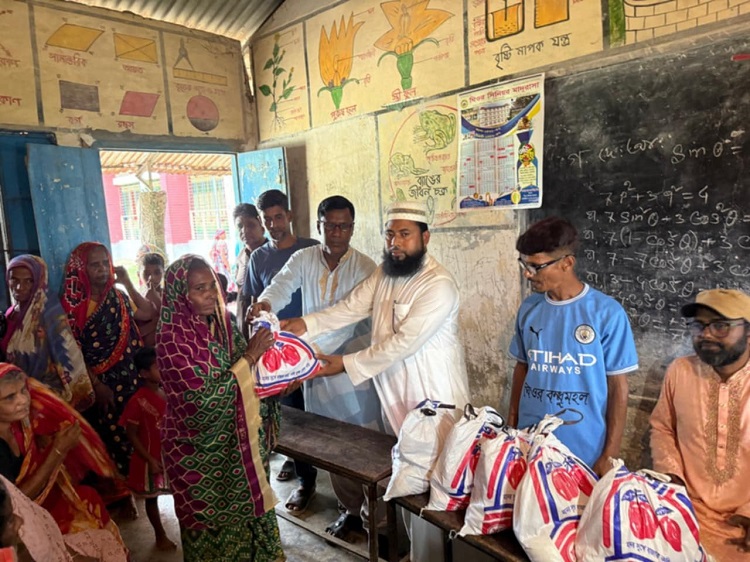 মানিকগঞ্জ-১ আসনে গণঅধিকার পরিষদ নেতার ঈদ সামগ্রী বিতরণ
