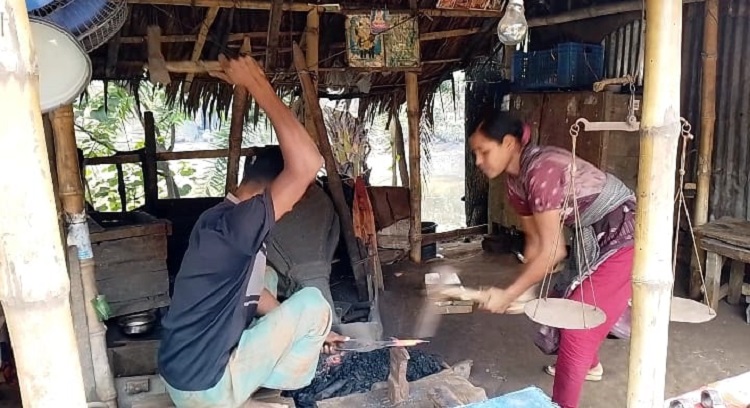 টুংটাং শব্দে মুখরিত মোংলার চটেরহাটের কামারপট্টি
