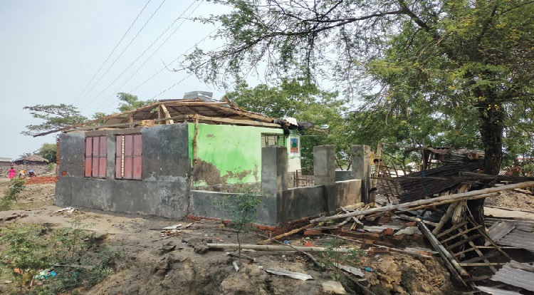 পাইকগাছায় ঝড়ে উড়ে গেল মসজিদের ছাউনি