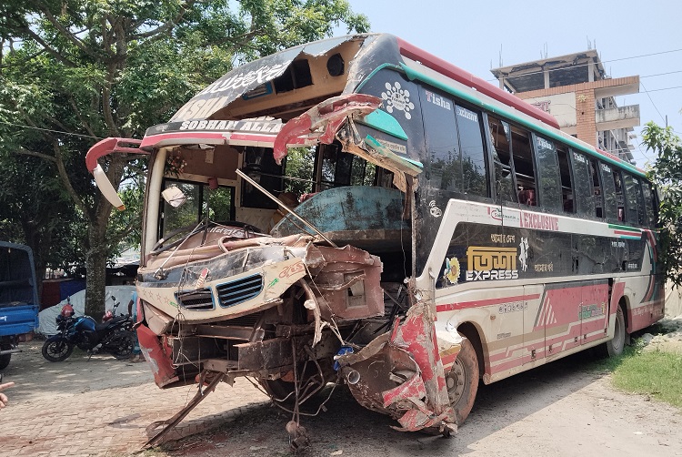 নিয়ন্ত্রণ হারিয়ে মসজিদে ধাক্কা দিল বাস, নিহত ২