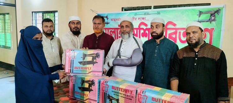 চাঁপাইনবাবগঞ্জ-২ আসনে জামায়াত নেতার সেলাই মেশিন বিতরণ