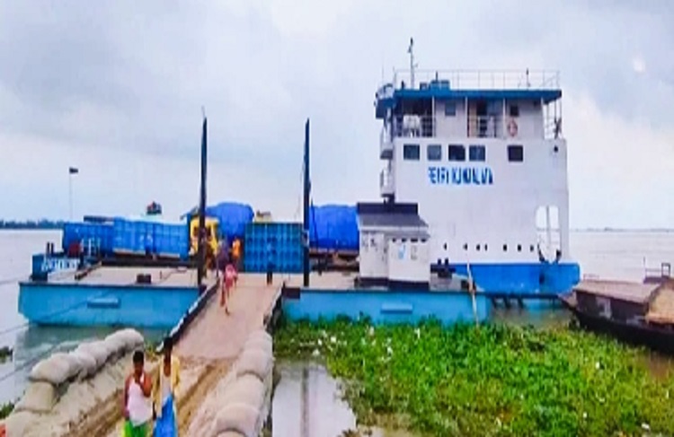 রৌমারী-‌চিলমারী রু‌টে ফে‌রি চলাচল ফের বন্ধ, দুর্ভোগ চরমে
