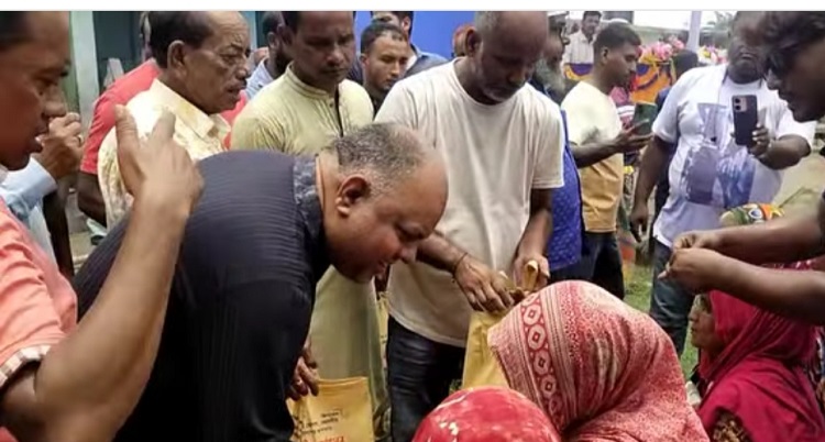 ঢাকা জেলা যুবদলের সভাপতির ঈদ সামগ্রী বিতরণ
