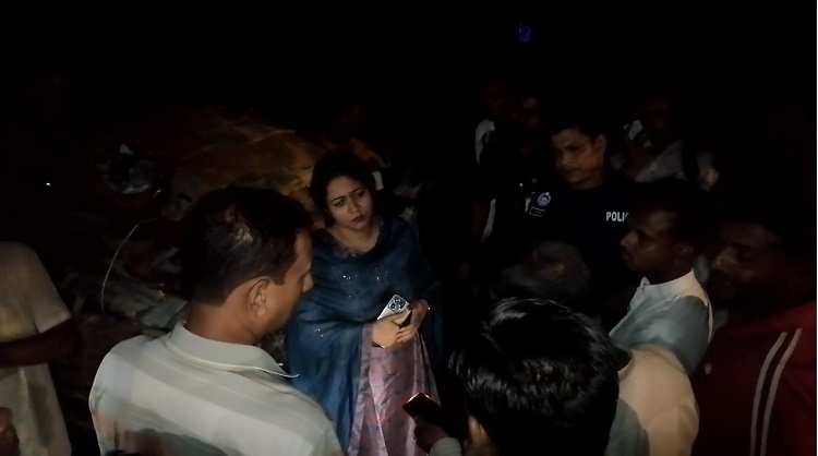 গৌরনদী ইউএনও’র স্বজনপ্রীতিতে ফেঁসে গেল নিরীহ ভ্যানচালক