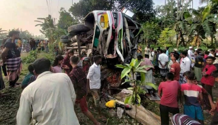 শেরপুরে যাত্রীবাহী বাস নিয়ন্ত্রণ হারিয়ে খাদে: নিহত ১, আহত ১৫