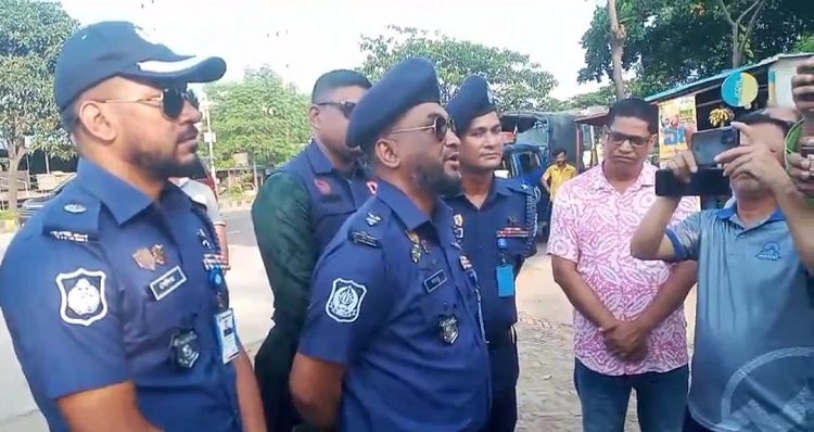 মহাসড়কে যাত্রীদের নিরাপত্তা নিশ্চিতে কাজ করছেন চট্টগ্রাম পুলিশ সুপার