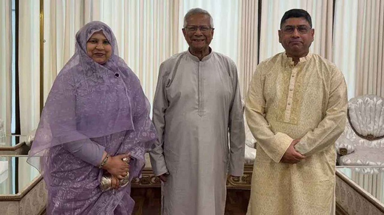 প্রধান উপদেষ্টার সঙ্গে সস্ত্রীক সেনাপ্রধানের সাক্ষাৎ