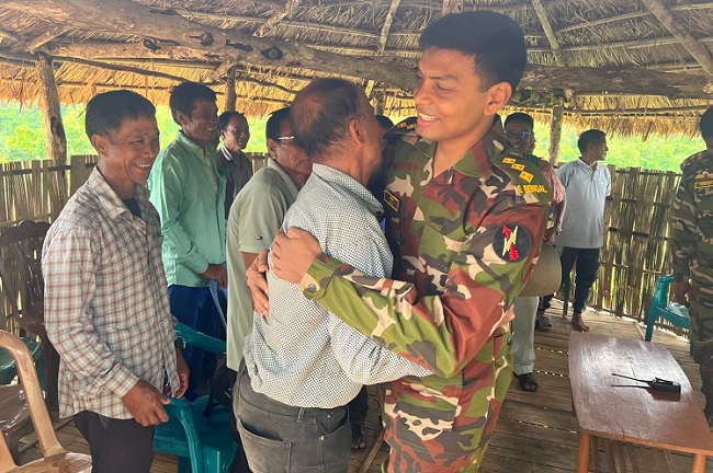 বাকলাই সেনাবাহিনী ও গ্রামবাসীদের ঈদ শুভেচ্ছা বিনিময়