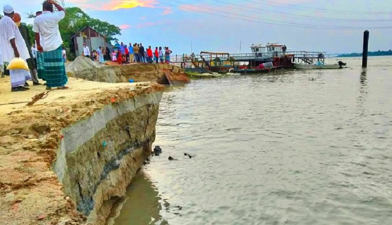 পদ্মা সেতু প্রকল্পের রক্ষা বাঁধে ভয়াবহ ধস