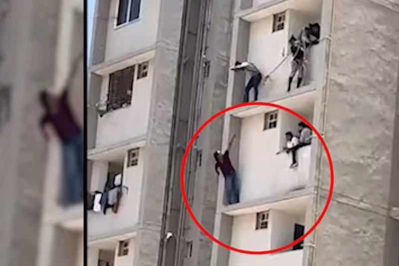 গ্রেপ্তার এড়াতে ছ’তলার কার্নিশে উঠলো অপরাধী