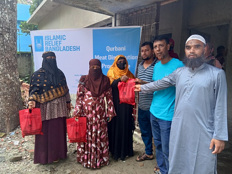 রূপসায় কোরবানির গোশত বিতরণ