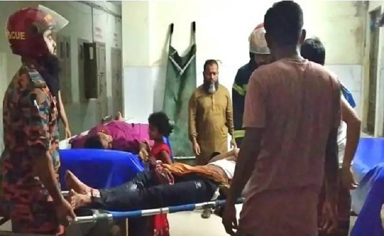 ফকিরহাটে সড়ক দুর্ঘটনায় আহত ৬