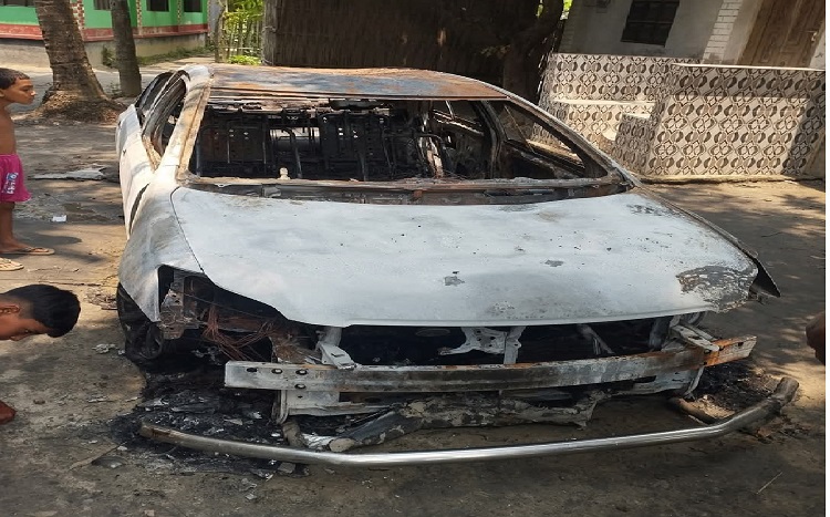 লোহাগড়ায় রহস্যময় আগুনে পুড়লো প্রাইভেট কার