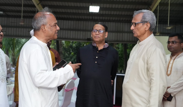 আইনশৃঙ্খলা বাহিনীর সদস্যদের সঙ্গে স্বরাষ্ট্র উপদেষ্টার ঈদ শুভেচ্ছা বিনিময়