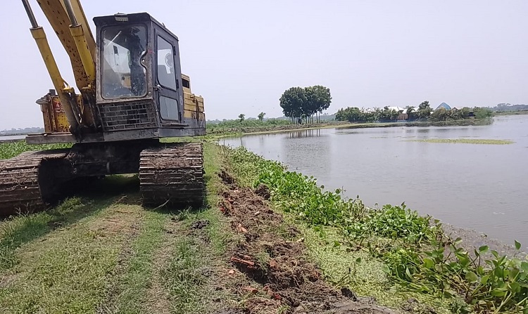 টুঙ্গিপাড়ায় রাস্তা ও খাল দখল করে গড়ে উঠছে মাছের প্রজেক্ট